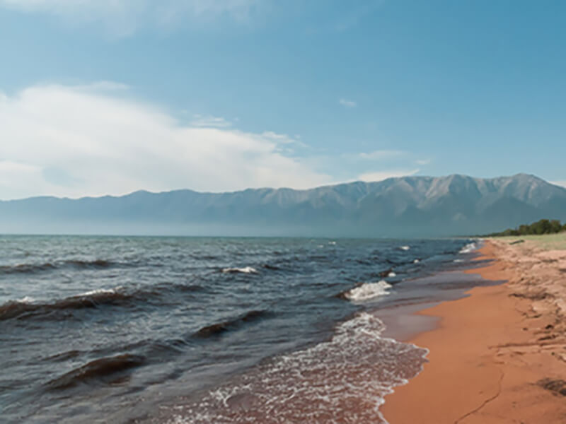 Пляж, на заднем фоне горы